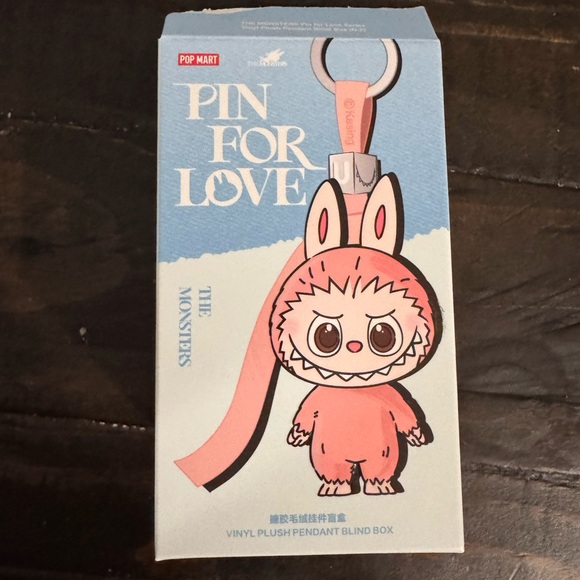Labubu Pin For Love Keychain - R - Black - Picture 4 of 4